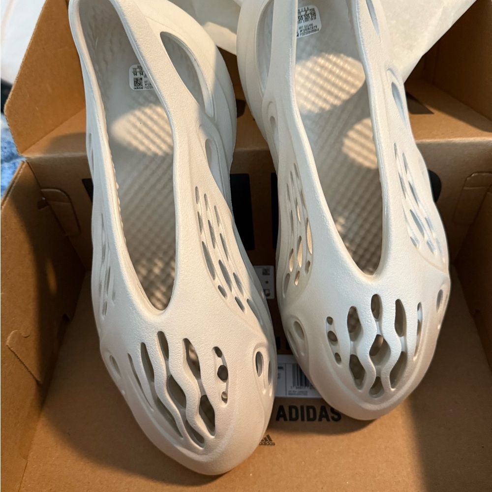 Adidas YZY Foam RNNR Box - Picture 3 of 7